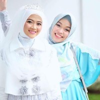 Ghina Raudhatul Jannah adalah purti kedua Aa Gym dan Teh Ninih. Ghina yang juga berparas cantik seperti sang kakak telah menikah dengan seorang pria bernama Zul Arif Nurhendra. Foto: Instagram