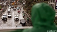 Marka jalan tersebut dibuat di Jalan MH Thamrin, Jakarta Pusat. Rengga Sancaya/detikcom.