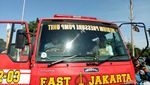 Kijang Satu-Dua Masuk.., Begini Gaya Sandiaga Naik Mobil Damkar