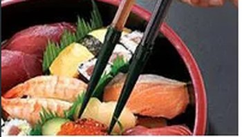 Sumpit yang juga berfungsi untuk menampung kecap asin. (Foto: Brightside)