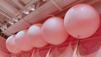 Balon-balon pink senada dengan warna dinding dan interior dipasang di langit-langit untuk membuat suasana meriah saat pesta.Foto: Instagram Pink Pool Cafe