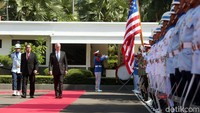 Setelah upacara jajar kehormatan Ryamizard dan Mattis memasuki Aula Palapa di Gedung Jenderal Soedirman.