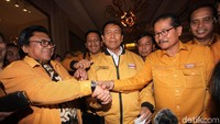 Hanura Kubu Manhattan dan Ambhara sepakat mengakhiri konflik yang terjadi. Kedua kubu islah dan menyepakati Oesman Sapta Odang tetap menjadi ketum Hanura.