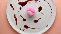 Terlihat sederhana namun mengandung nilai seni. Kue apem berwarna merah muda dihias cantik, bisa jadi inspirasi nih ketika menyuguhkannya pada tamu di rumah. Foto: Dede Akbar