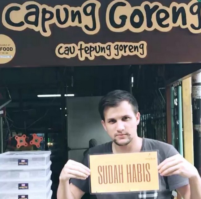 Jarang terlihat di layar kaca, Stuart Collin tampaknya disibukkan dengan berjualan kaki lima. Mantan suami Risty Tagor itu membuka gerai pisang goreng di daerah Bogor yang diberi nama Cau Tepung Goreng. Banyak pelanggan minta foto saat bertemu Stuart yang sedang bantu jualan. Foto: Instagram