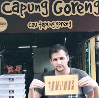 Jarang terlihat di layar kaca, Stuart Collin tampaknya disibukkan dengan berjualan kaki lima. Mantan suami Risty Tagor itu membuka gerai pisang goreng di daerah Bogor yang diberi nama Cau Tepung Goreng. Banyak pelanggan minta foto saat bertemu Stuart yang sedang bantu jualan. Foto: Instagram