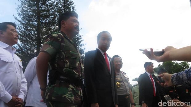 Presiden Jokowi menolak memberi pernyataan melalui mikrofon