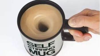 Gelasnya bisa mengaduk sendiri, tanpa harus pakai sendok. (Foto: Brightside)