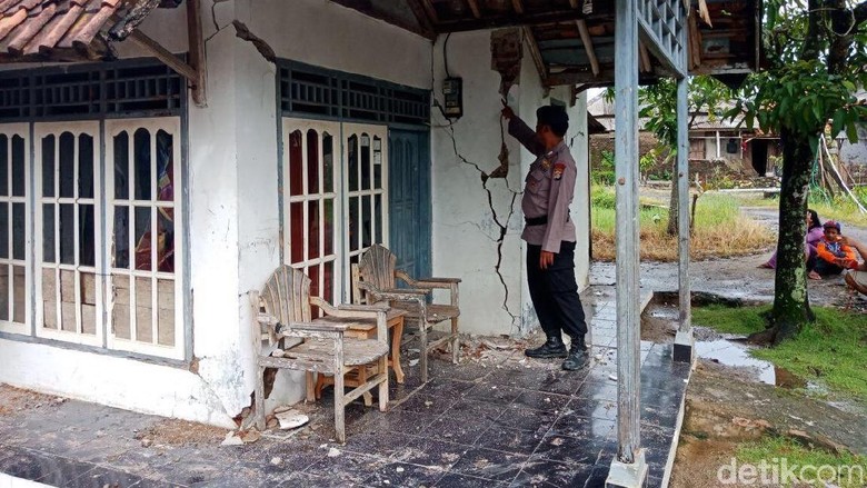 311 Rumah di Banten Rusak Akibat Gempa, 2 Orang Luka Ringan 311 Rumah di Banten Rusak Akibat Gempa, 2 Orang Luka Ringan