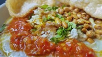  Harganya Rp 10 ribu, racikan bubur Pekanbaru yang dipamerkan @jajananpanam ini diberi kuah kuning mirip bubur ayam Cirebon.Foto: Istimewa