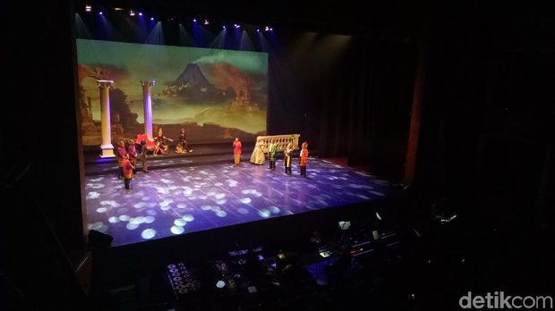 Teater HUT Megawati ke-71: Martabak, Susilo hingga Tiang Listrik