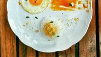 Nasi putih enak kan dinikmati bersama dengan telur mata sapi dan kecap. Foto: Dede Akbar