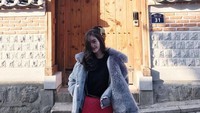 Ranty juga jalan-jalan di Bukchon Hanok Village yang rumah-rumahnya bergaya tradisional asli Korea. Meski memakai jake tebal, faktanya Ranty mengaku masih kedinginan. (Instagram/Ranty Maria)