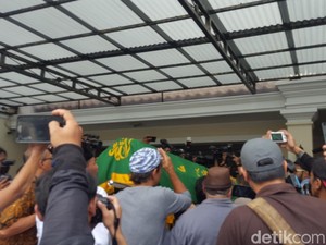 Jenazah Sys NS Tiba di Rumah Duka di Kemang
