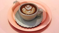 Ini salah satu minuman andalan kafe yang ada di Jung-gu, Seoul, Korea Selatan ini. Cappuccino yang disajikan dengan ‘payung’ awan berupa cotton candy.Foto: Instagram Pink Pool Cafe