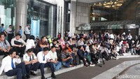 Pantauan detikFinance, para pegawai berkumpul di area terbuka tepat di depan gedung BEI, Jakarta setelah terjadinya gempa hari ini.