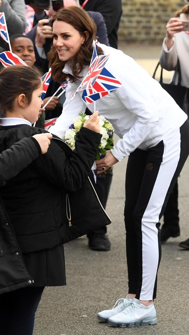 Tampak Kate mengenakan sepatu lari Nike seri terbaru, Vapormax Flyknit. Harganya mencapai 330 dolar Australia atau sekitar Rp 3,5 juta. (Foto: Stuart C. Wilson/Getty Images)