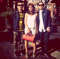 Makan siang dengan grup musik Far East Movement di Los Angeles pada suatu hari di 2013, Agnez Mo tampak menenteng tas Louis Vuitton berwarna pink seharga US$ 1.307. Foto: Youtube, Instagram