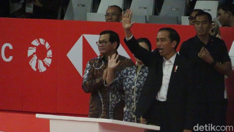 Serahkan Raket ke Alan Budikusuma, Jokowi Resmikan Istora Senayan Serahkan Raket ke Alan Budikusuma, Jokowi Resmikan Istora Senayan