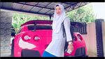 Gaya Hijabers Cantik Malaysia dengan Mobil Mewah