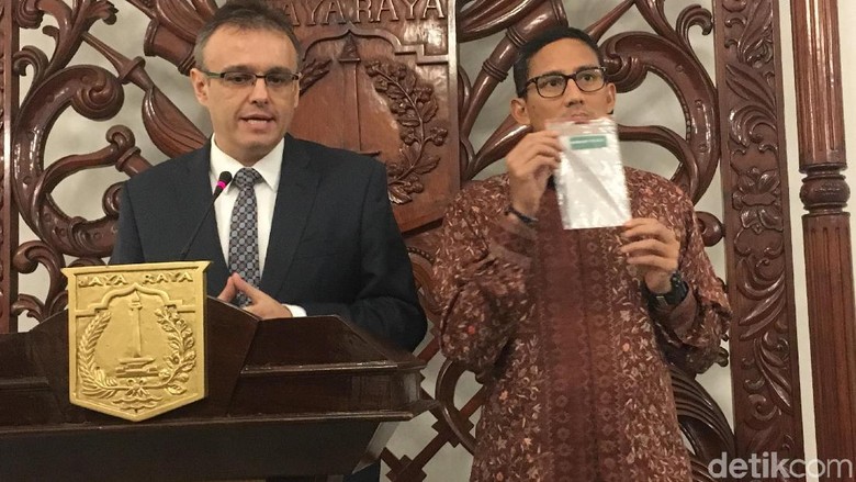 Bertemu Dubes Slovakia, Sandiaga Tersengsem Plastik dari Jelantah Bertemu Dubes Slovakia, Sandiaga Tersengsem Plastik dari Jelantah