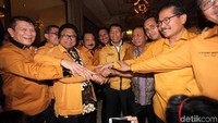 Wiranto menyatukan tangan bersama Ketum Hanura Kubu Manhattan Oesman Sapta Odang dan Ketum Hanura Kubu Ambhara Daryatmo usai pertemuan di Hotel Ritz Carlton, Kuningan, Jakarta Selatan, Selasa (23/1/2018).