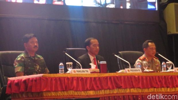 Presiden Jokowi diapit Kapolri Jenderal Tito Karnavian dan Panglima TNI Marsekal Hadi Tjahjanto