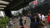 Mayoritas pengelola gedung tinggi di Jakarta meminta warga yang ada di gedung tersebut untuk keluar gedung. Orang kantoran pun berhamburan.