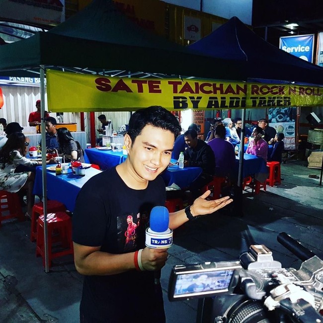 Aldi Taher berjualan sate pinggir jalan sejak tahun lalu. Bisnis tersebut kabarnya dirintis Aldi untuk membiayai pengobatan Aldi yang divonis menderita kanker getah bening. Sate Taican Rock N Roll bisa ditemui di kawasan Cempaka Putih, Jakarta Pusat. Foto: Instagram