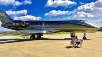 Foto: Kepindahan Alexis Sanchez ke Manchester United membuatnya jadi pemain bergaji tertinggi di Premier League. Wajar kalau Alexis kerap berpergian dengan menggunakan jet pribadi, seperti naik jet Bombardier Challenger 300 (OE-HII) ini.  (Instagram/Alexis Sanchez)