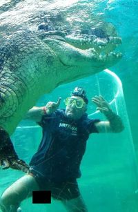 Berenang Bareng Buaya Alat Vital Pria Ini Tidak Sengaja Tampak