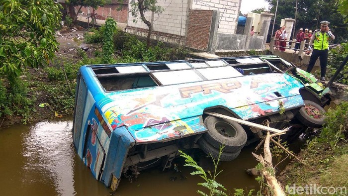 Pecah Ban, Bus Mini Jurusan Surabaya-Mojokerto Masuk Sungai