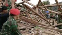 Warga juga turut serta membantu proses evakuasi (Foto: Dok. Kopassus)