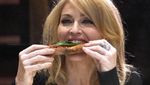 Begini Gaya 10 Selebriti Hollywood Menyantap Pizza Favortinya