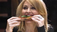 The Queen of Pop, Madonna, sedang makan pizza! Foto: Istimewa