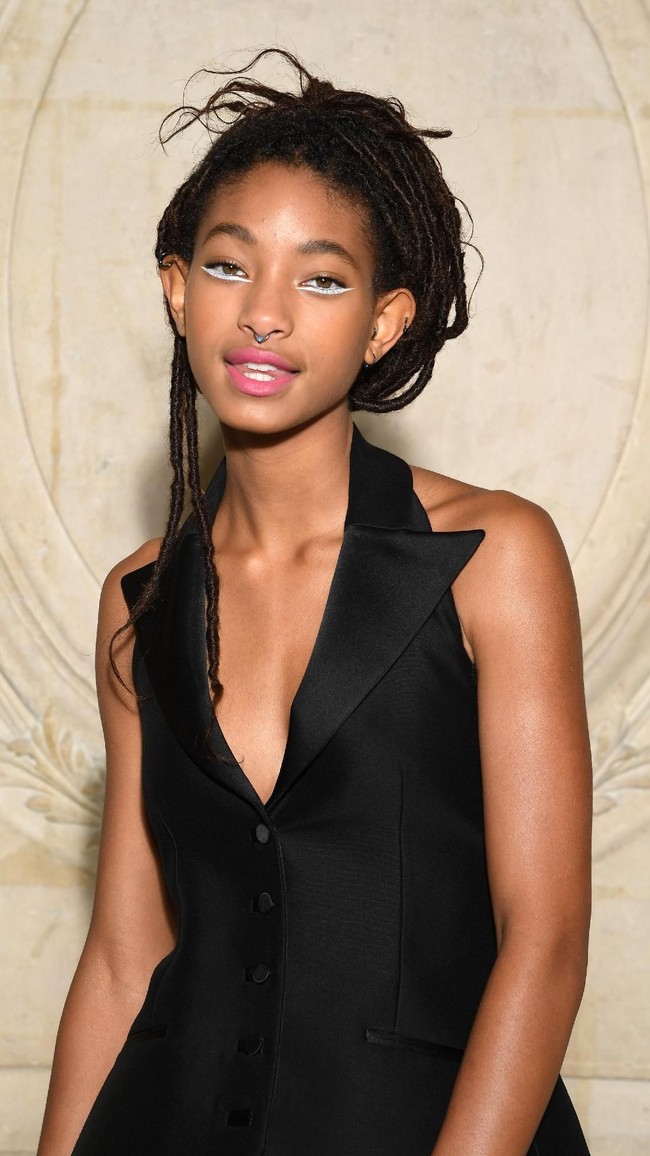 Belahan rendah pada atasannya itu menyumbangkan kesan seksi pada remaja 17 tahun itu. Foto: Getty Images