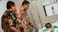 Direktur Pelayanan BPJS Ketenagakerjaan Krishna Syarif menjenguk salah satu korban robohnya beton proyek Light Rapid Transit (LRT).