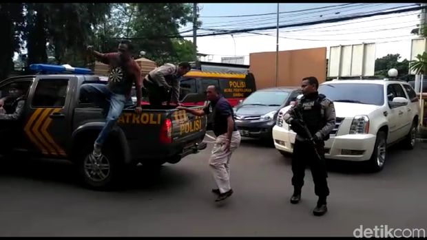 Peras Sopir, Pelaku Derek Liar Ditangkap Polisi di Cawang