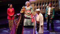 Teater ini menampilkan sejumlah budayawan dan seninan seperti Sujiwo Tejo, Djaduk Feriyanto, Butet Kartaredjasa, serta Inayah Wahid.