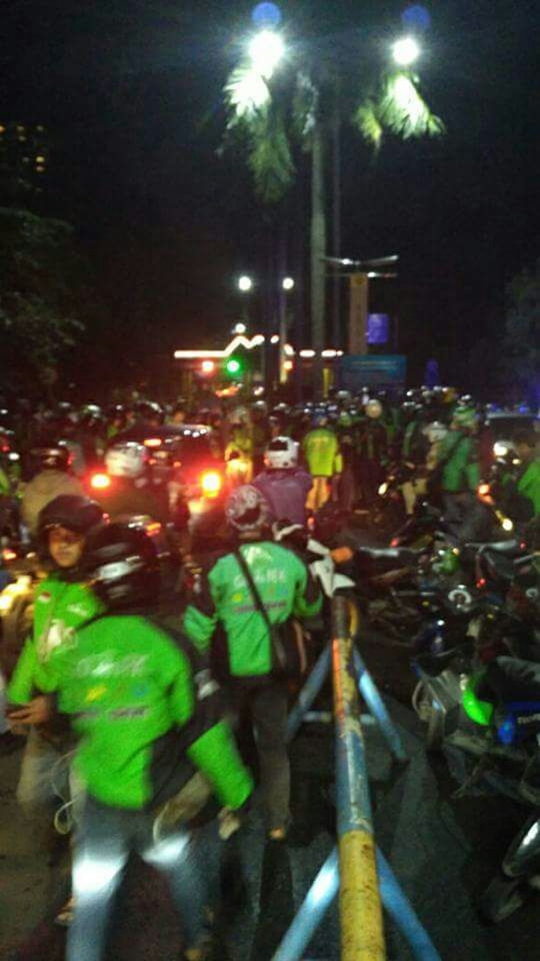 Nyaris Bentrok, Kelompok Ojol dan Opang di UI Dibubarkan Polisi Nyaris Bentrok, Kelompok Ojol dan Opang di UI Dibubarkan Polisi