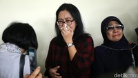 Tangis kerabat dan keluarga saat melihat jenazah Sys NS.