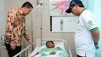 Direktur Pelayanan BPJS Ketenagakerjaan Krishna Syarif menjenguk korban di RS Columbia, Jakarta.