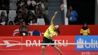 Gregoria melakukan smash.