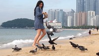 Ranty juga terlihat cantik saat main di pantai sambil ngasih makan burung. (Instagram/Ranty Maria)