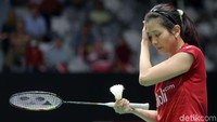 Debby bersiap melakukan servis.