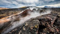Namun yang menarik, di bagian utaranya justru kebalikan dari itu semua. Banyak gunung berapi yang masih aktif, lanskap bebatuan tandus dan sumber-seumber air panas yang mendidih! (Thinkstock)