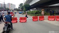 Kendaraan umum dan pribadi dilarang melintas di Jalan Jatibaru, Tanah Abang. Pada saat hari terang, ruas jalan tersebut diperuntukkan pedagang kaki lima.