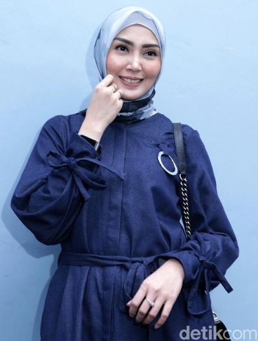 Cerita Hijrah Fenita Arie yang Menyentuh Hati