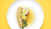 Pempek Palembang disajikan secara apik. Kuah cuko yang cokelat kekuningan dipadu dengan pempek lenjer, mie kuning dan pempek isi telur. Cantik ya? Foto: Dede Akbar