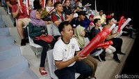 Walaupun sepi, beberapa penonton setia tetap hadir memberikan dukungannya.